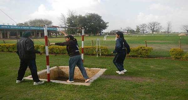 Women-aspirants-getting-coached-at-Minerva-Academy