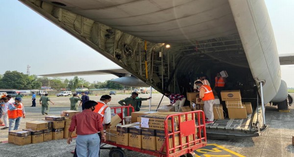 Indian Air Force C 17 Globemaster airlifting medicines to Maldives