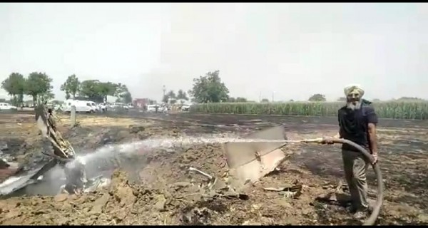 Jalandhar Farmer dozing off fire of crashed IAF Mig-29 aircraft in Punjab